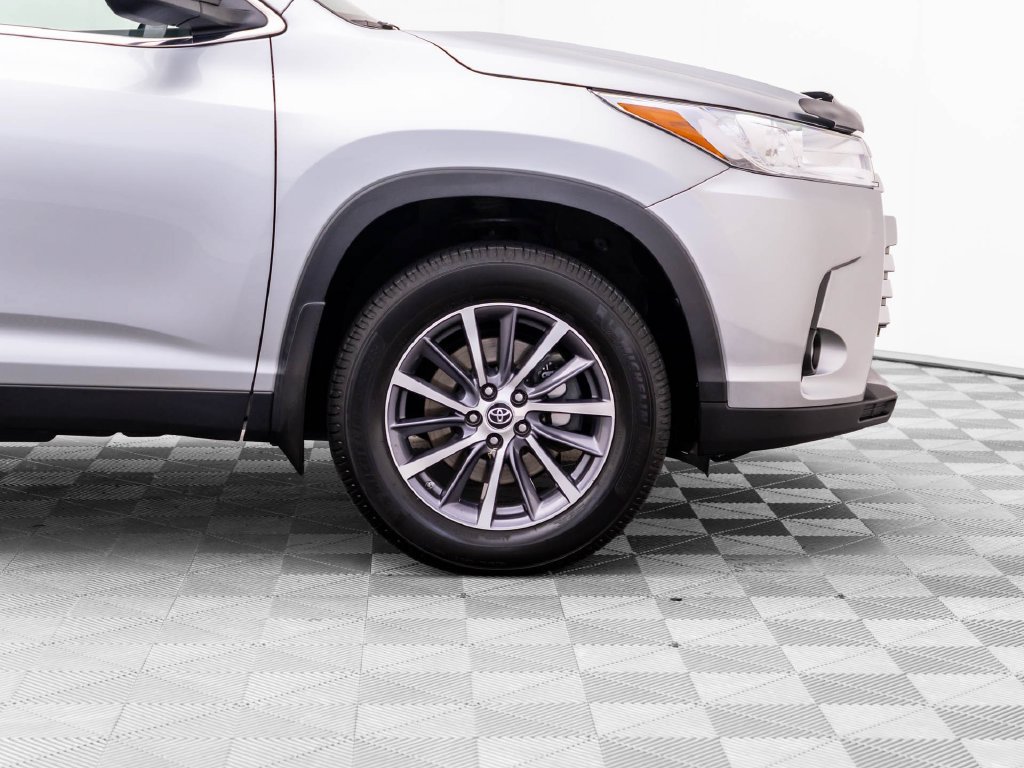 Used 2019 Toyota Highlander XLE AWD/4WD image 37