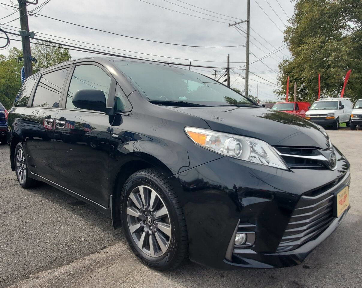 Used 2018 Toyota Sienna XLE Premium w/ Carpet Mat Package image 3