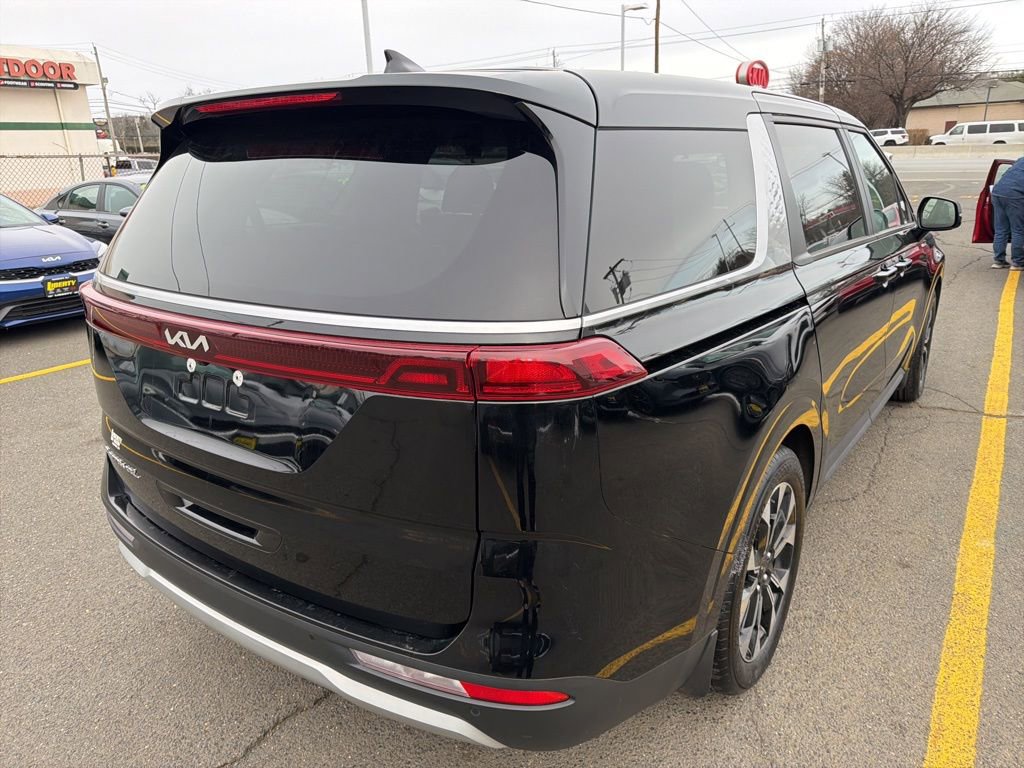 Used 2022 Kia Carnival EX image 7