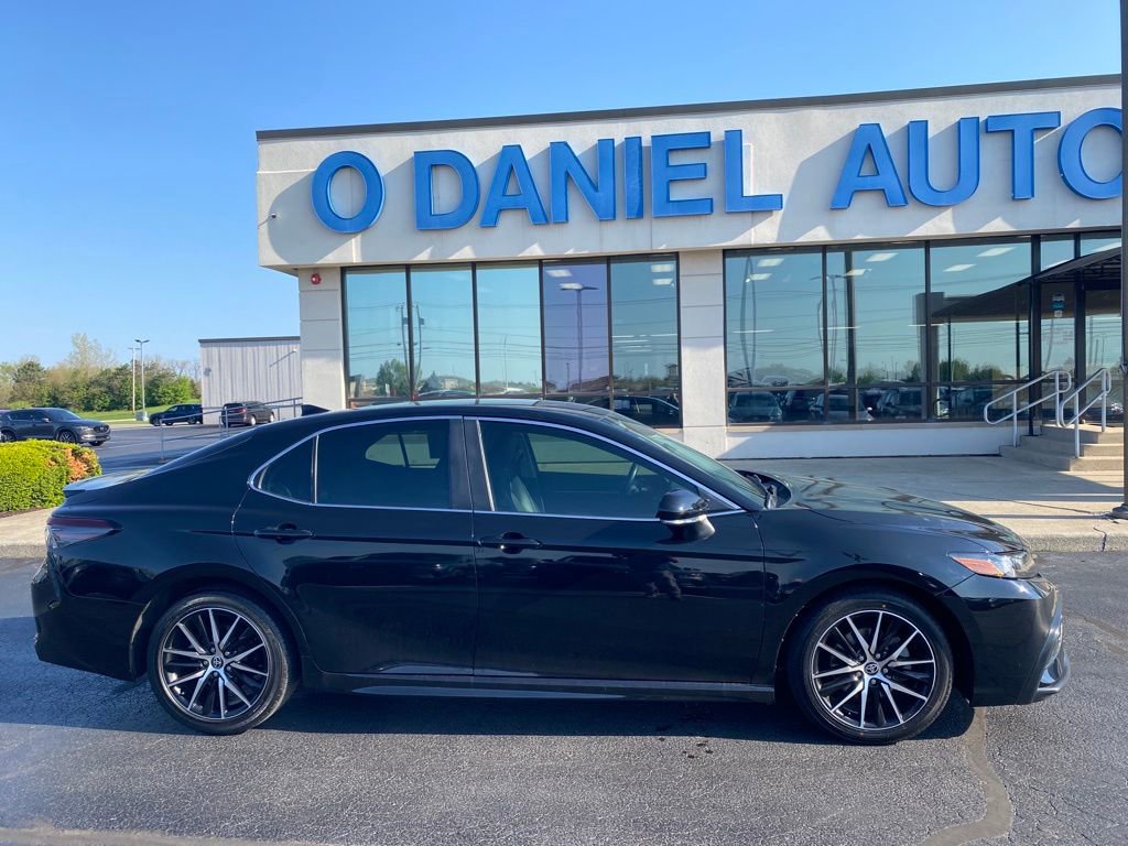 Used 2022 Toyota Camry SE FWD image 2