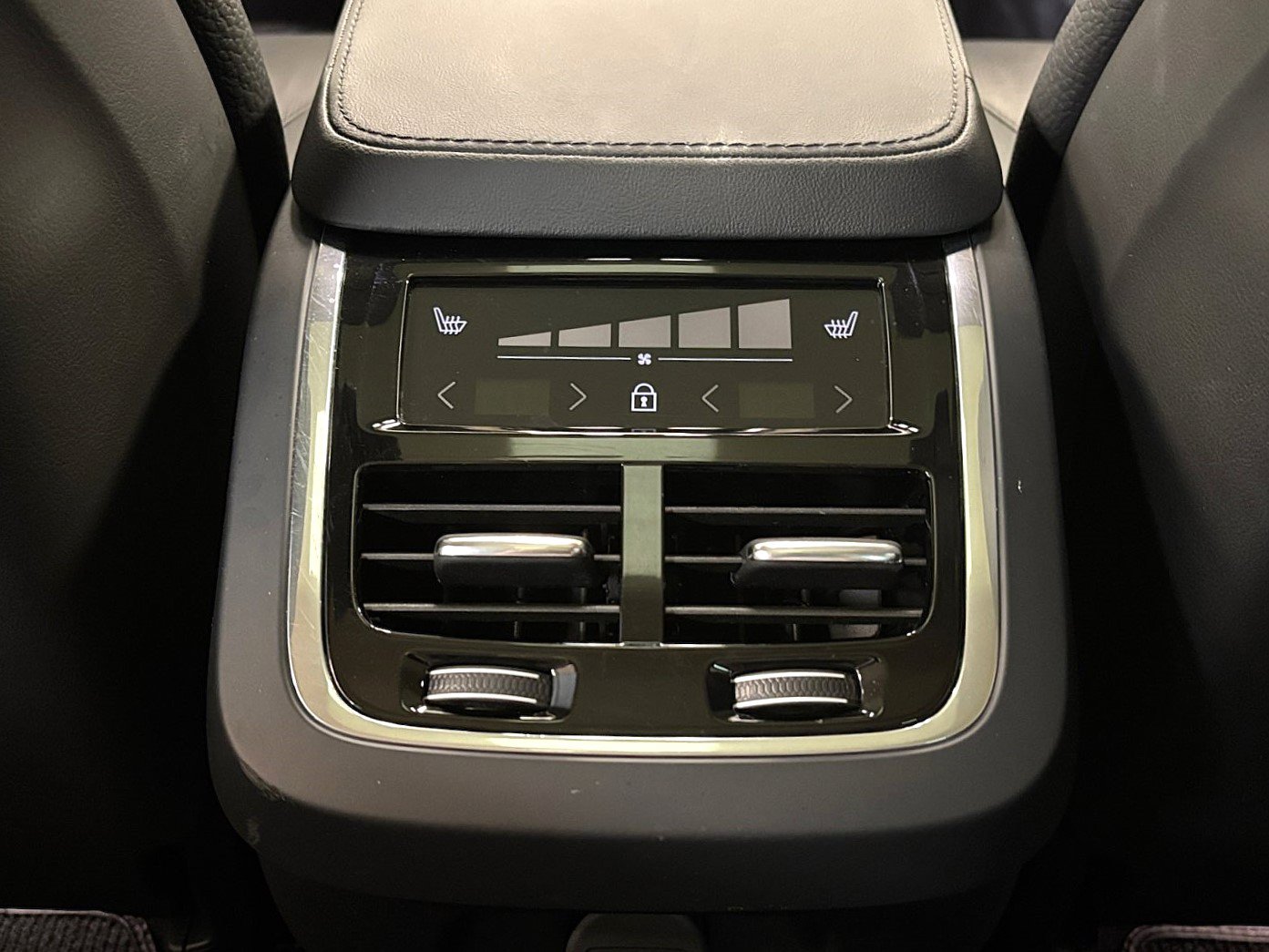 Used 2023 Volvo V90 B6 Cross Country Plus AWD/4WD image 32