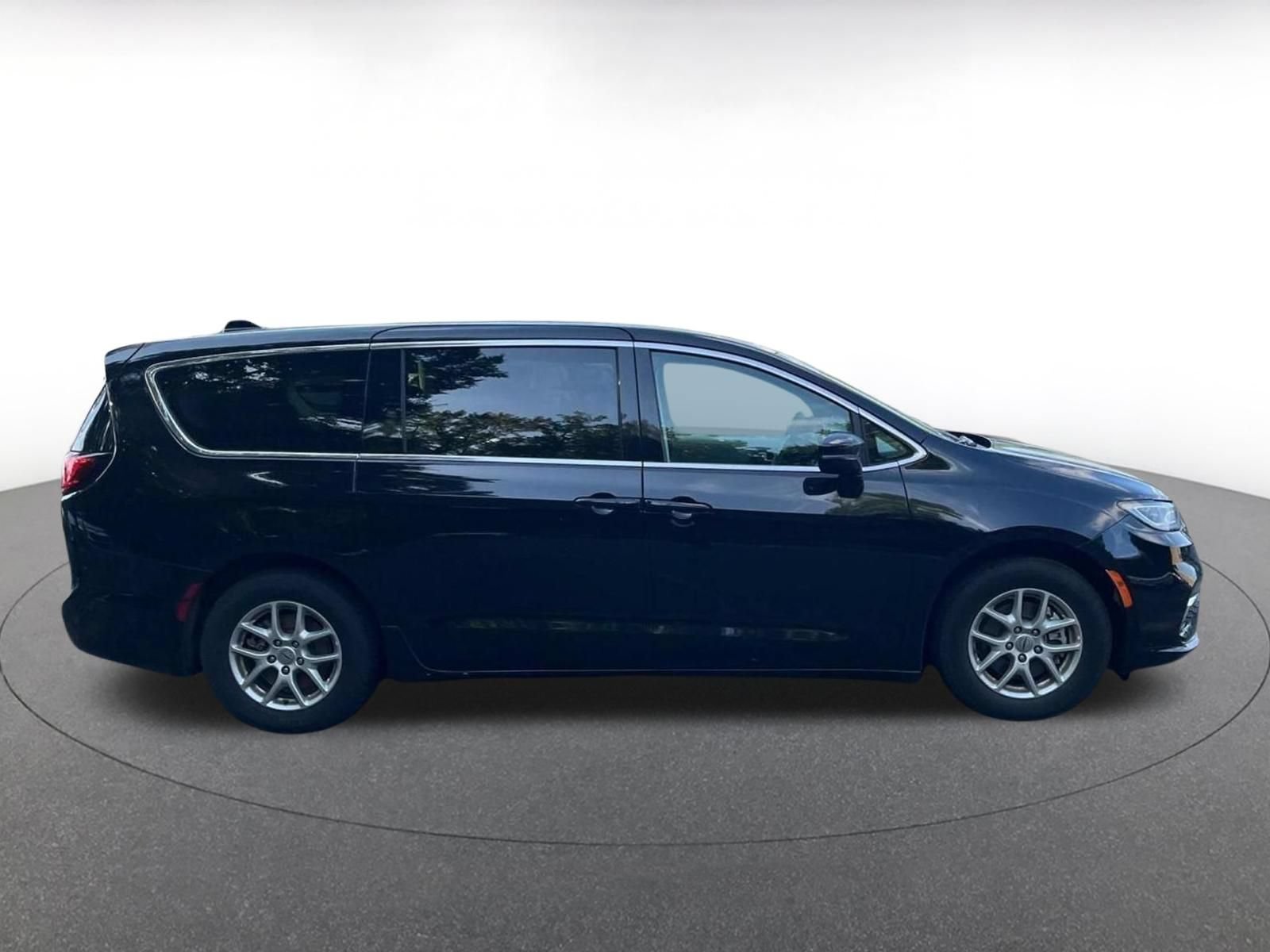 Used 2024 Chrysler Pacifica Touring-L FWD image 18