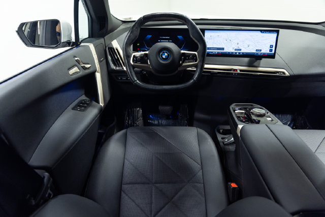 Used 2024 BMW iX xDrive50 w/ Premium Package AWD/4WD image 3