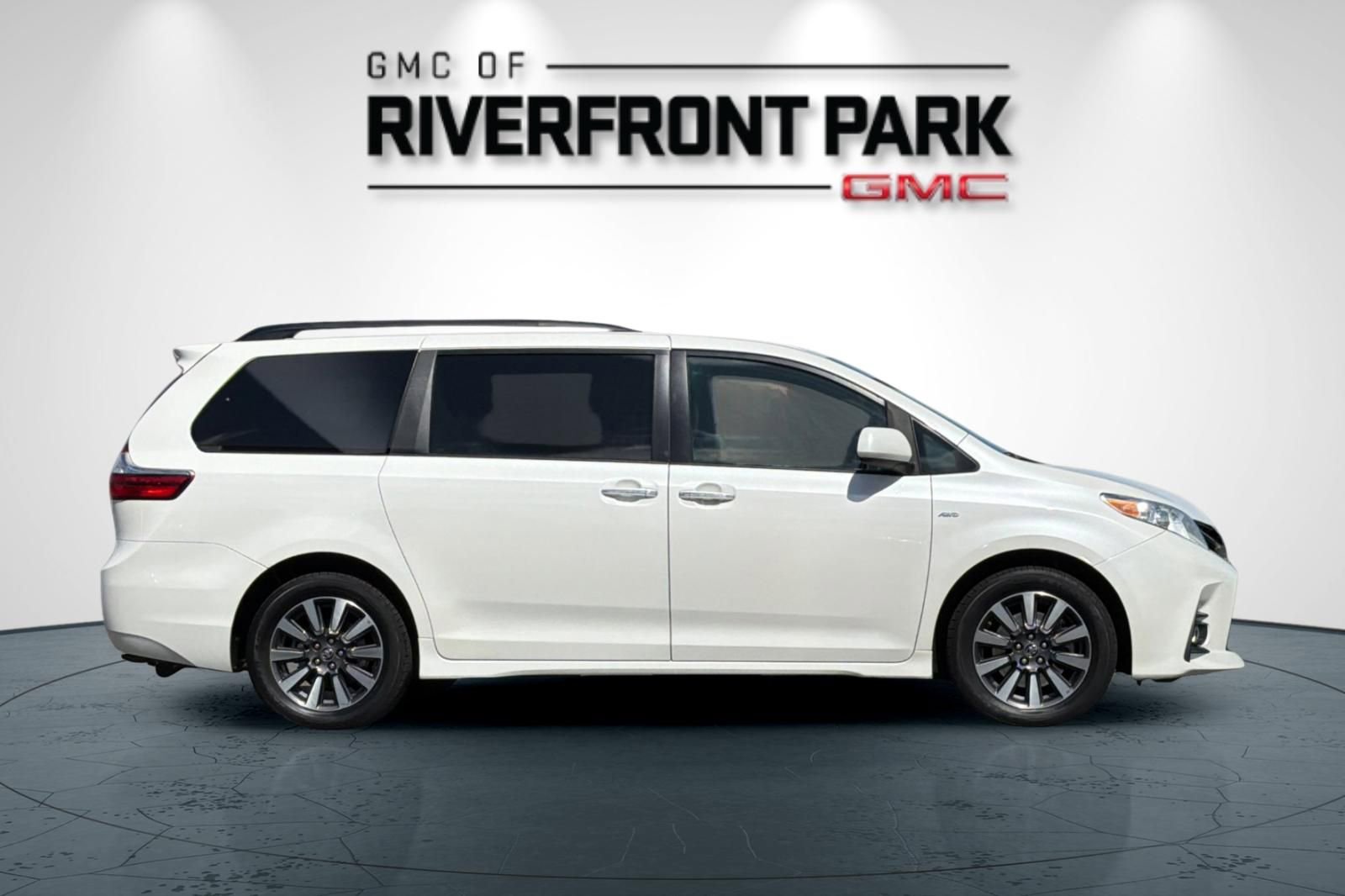 Used 2019 Toyota Sienna XLE w/ XLE Navigation Package AWD/4WD image 2