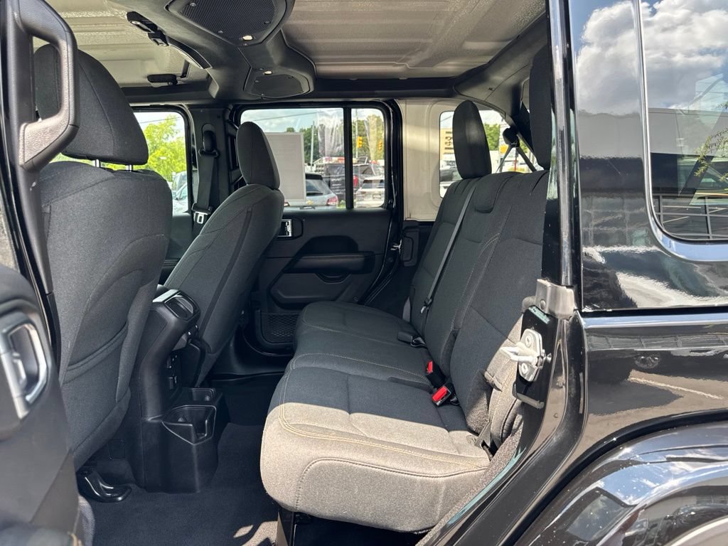 Used 2025 Jeep Wrangler Unlimited Sahara AWD/4WD image 21