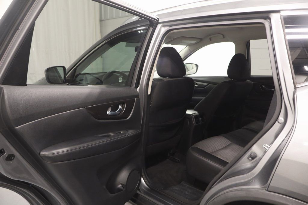 Used 2018 Nissan Rogue SV image 12