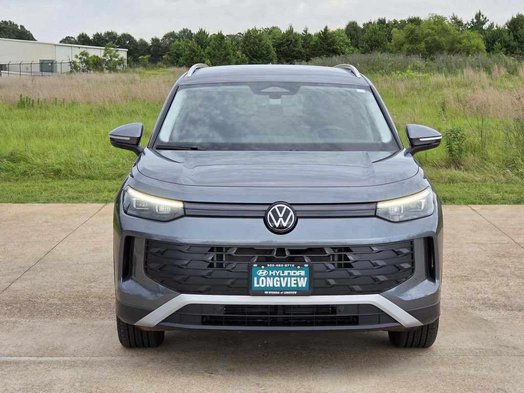 Used 2025 Volkswagen Tiguan SE FWD image 2