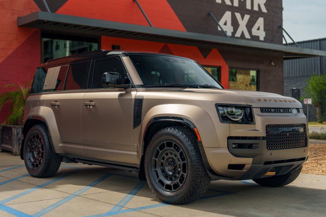 Used 2026 Land Rover Defender 110 OCTA image 3