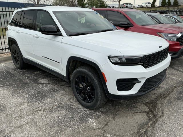 Used 2024 Jeep Grand Cherokee Altitude image 4
