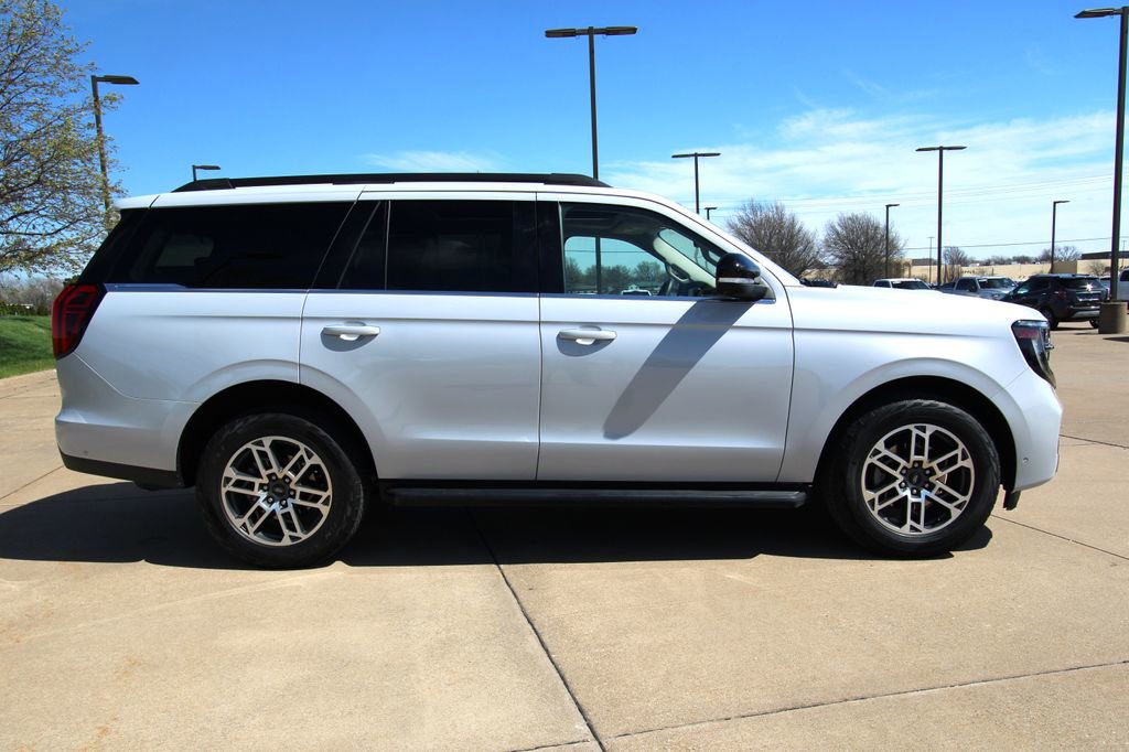 Used 2025 Ford Expedition Active AWD/4WD image 4