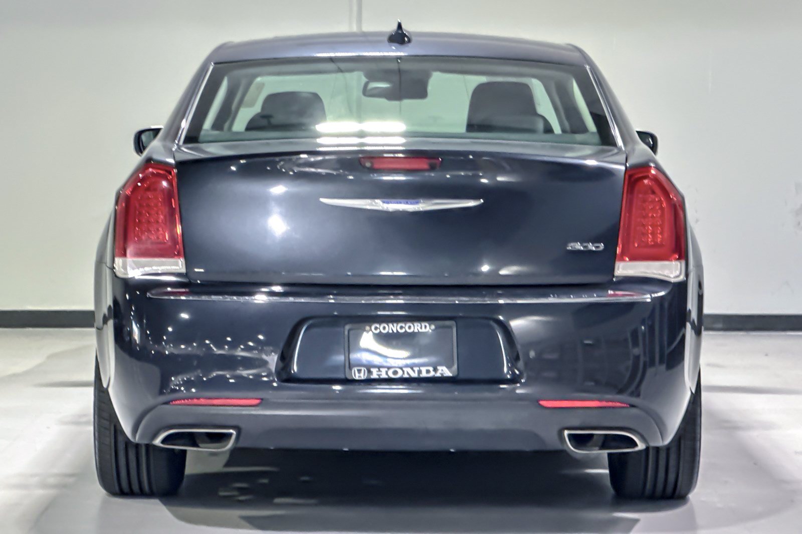 Used 2018 Chrysler 300 Limited w/ Safetytec Plus Group RWD image 9