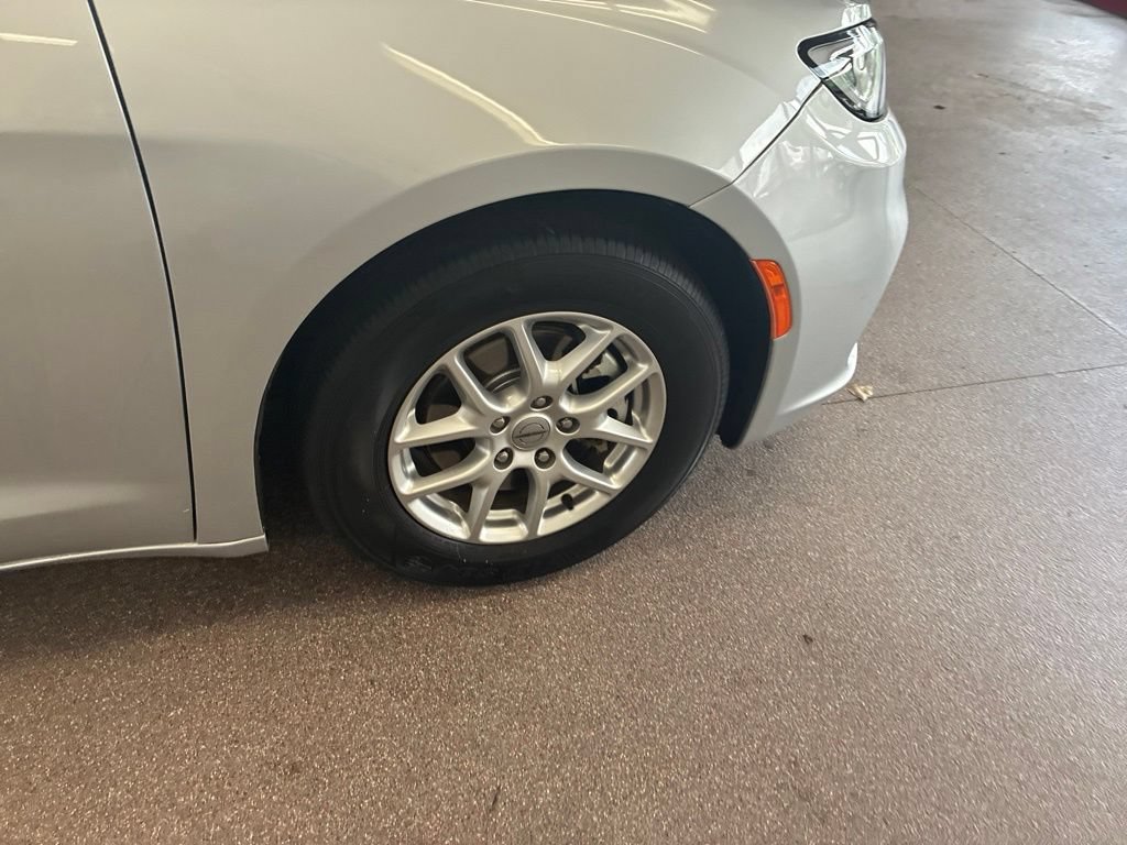 Certified 2024 Chrysler Pacifica Touring-L FWD image 43