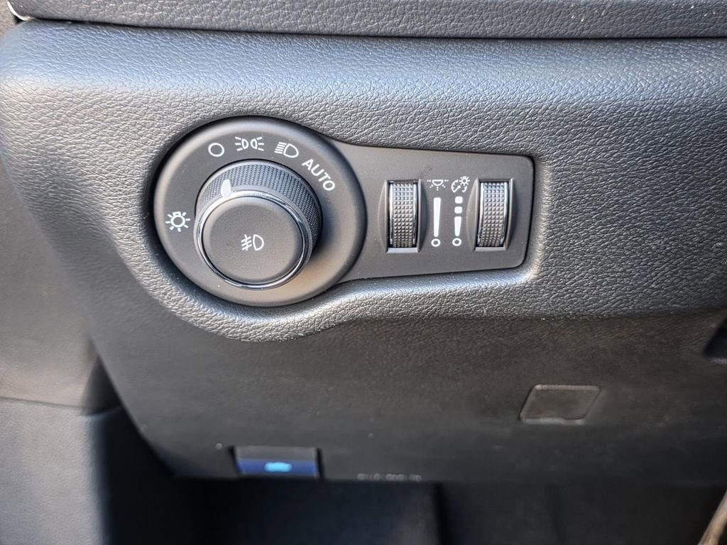 New 2026 Chrysler Pacifica Limited w/ Uconnect Theater Family Group image 36