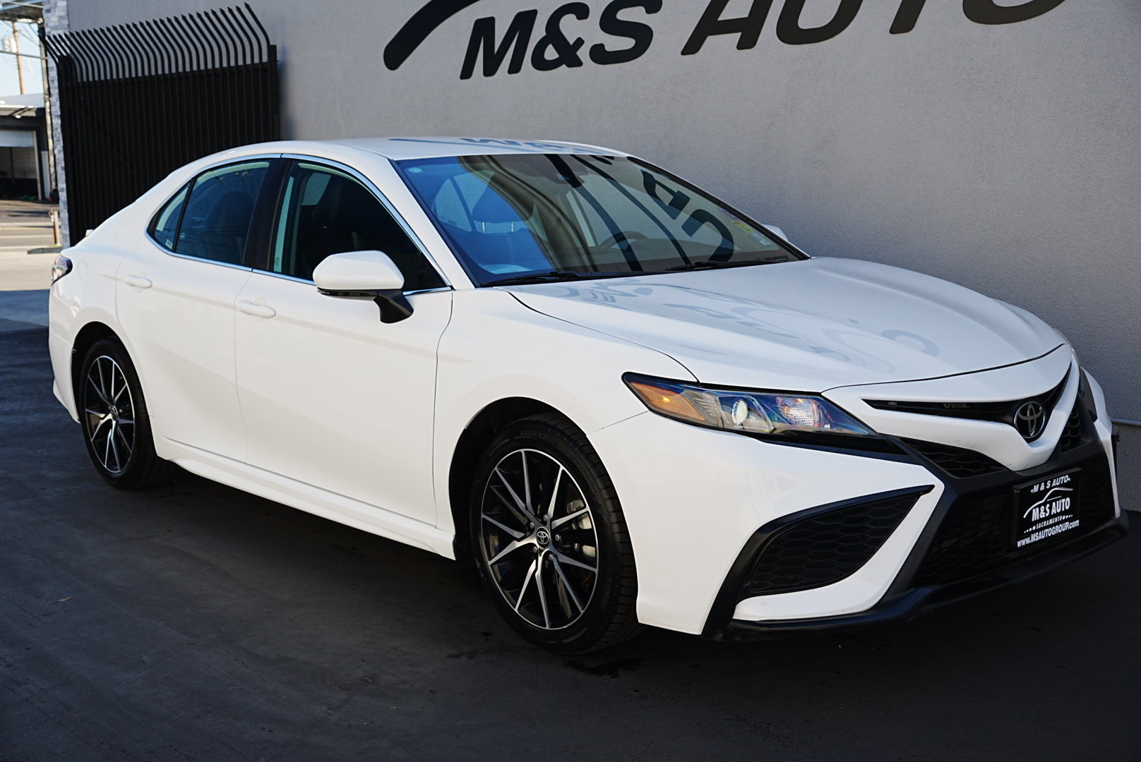 Used 2024 Toyota Camry SE image 3