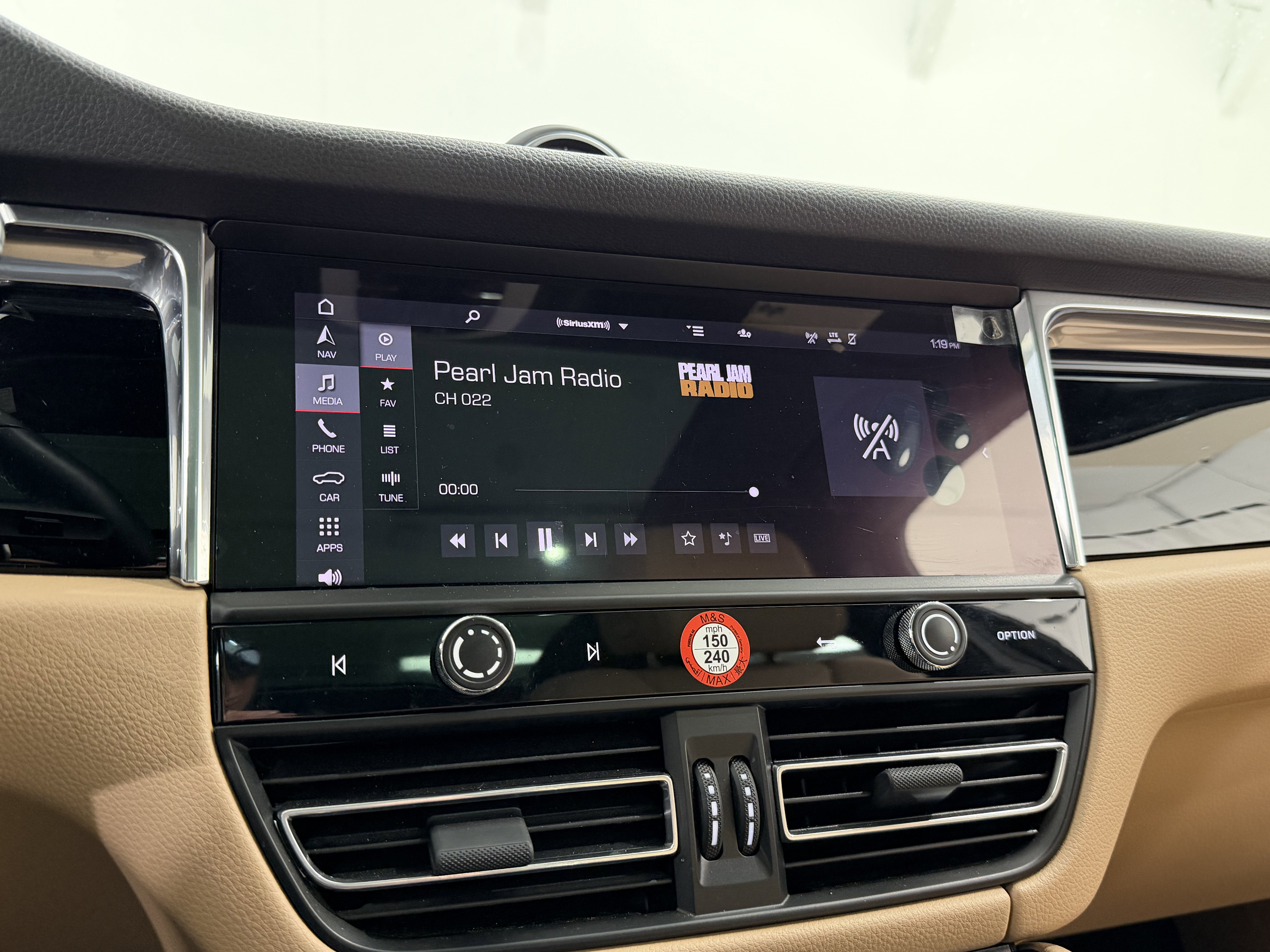 Certified 2025 Porsche Macan image 42