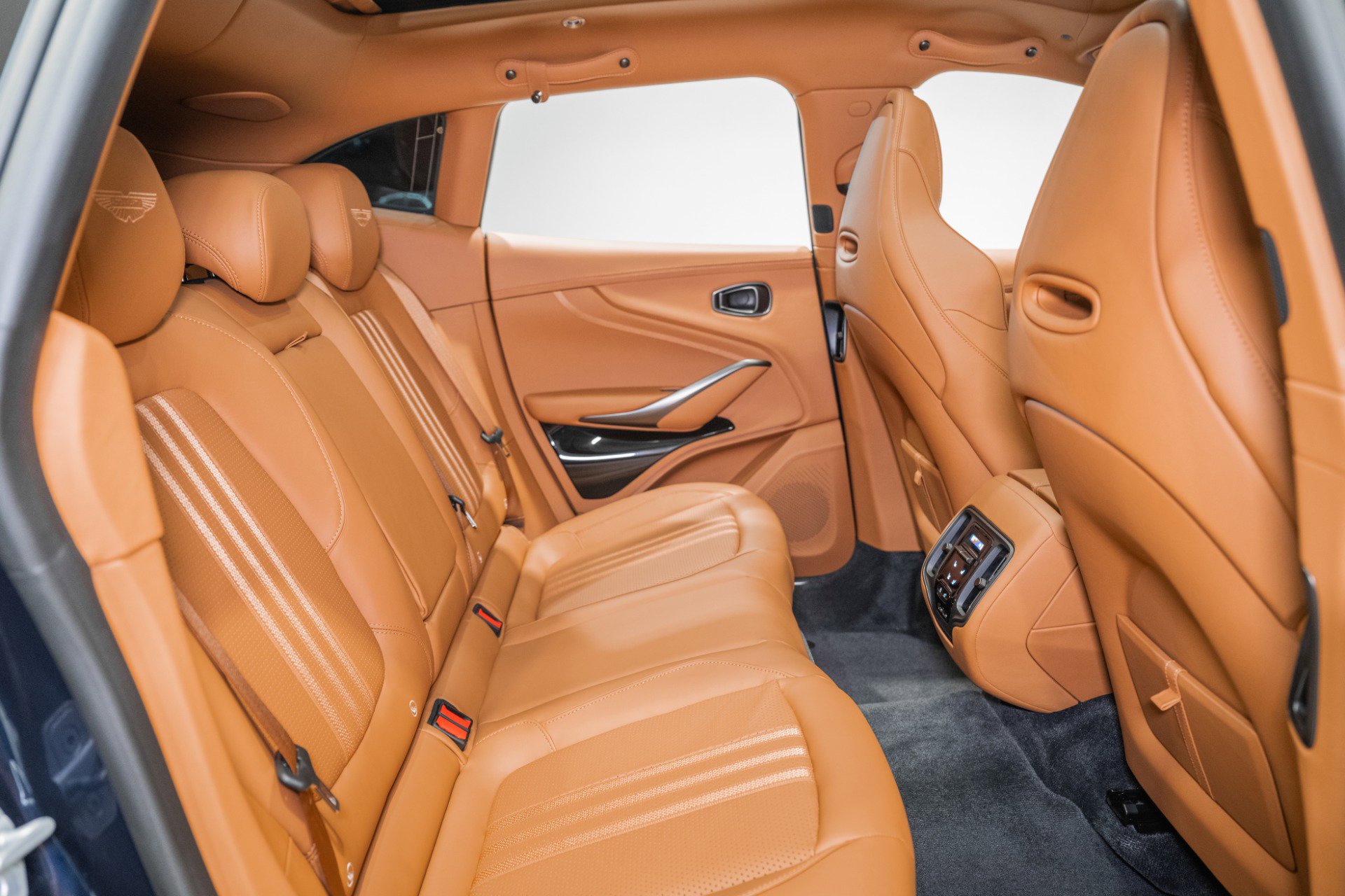 New 2026 Aston Martin DBX 707 image 17