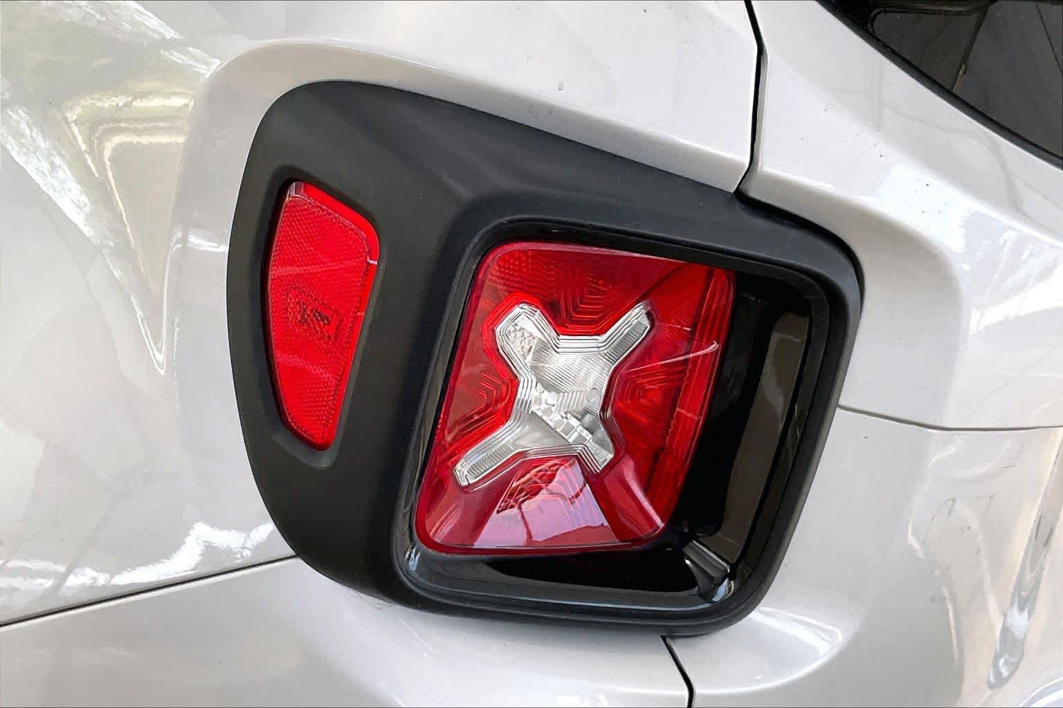 Used 2020 Jeep Renegade Altitude w/ UConnect 8.4 Nav Group AWD/4WD image 29
