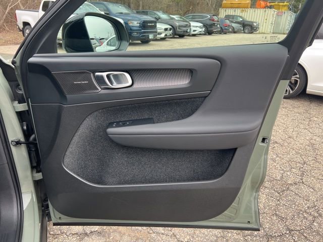 Certified 2025 Volvo XC40 B5 Ultra AWD/4WD image 17