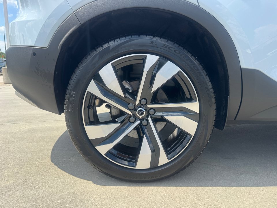 Certified 2025 Volvo XC40 B5 Ultra AWD/4WD image 23