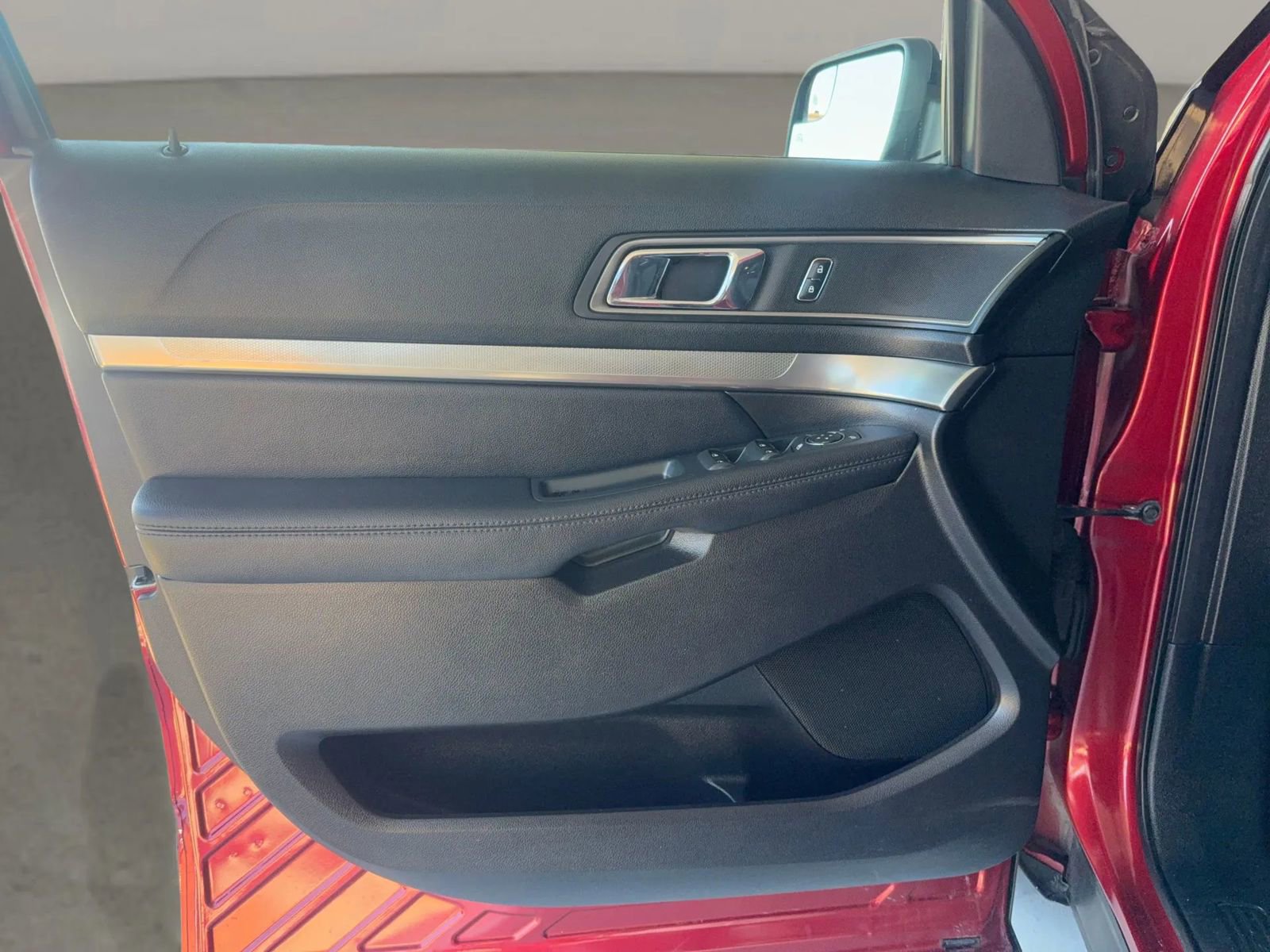 Used 2018 Ford Explorer XLT w/ Equipment Group 201A image 17