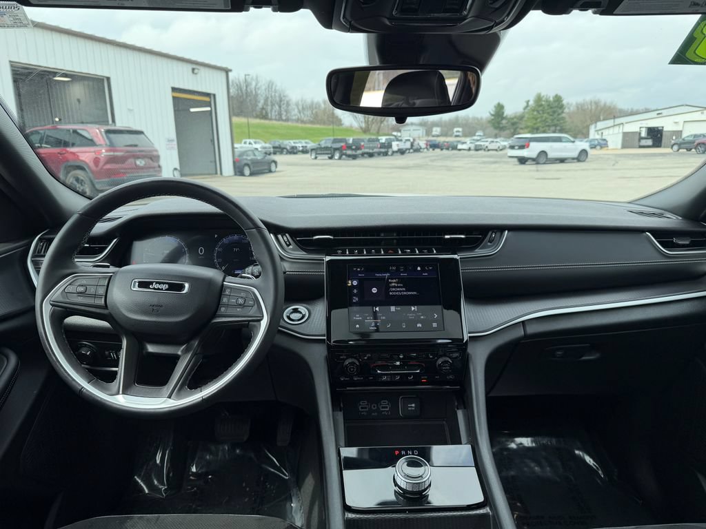 Used 2024 Jeep Grand Cherokee L Altitude AWD/4WD image 16