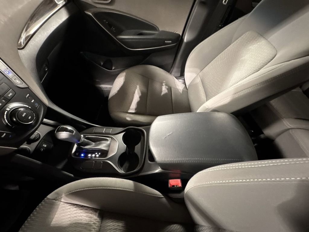 Used 2017 Hyundai Santa Fe SE image 27