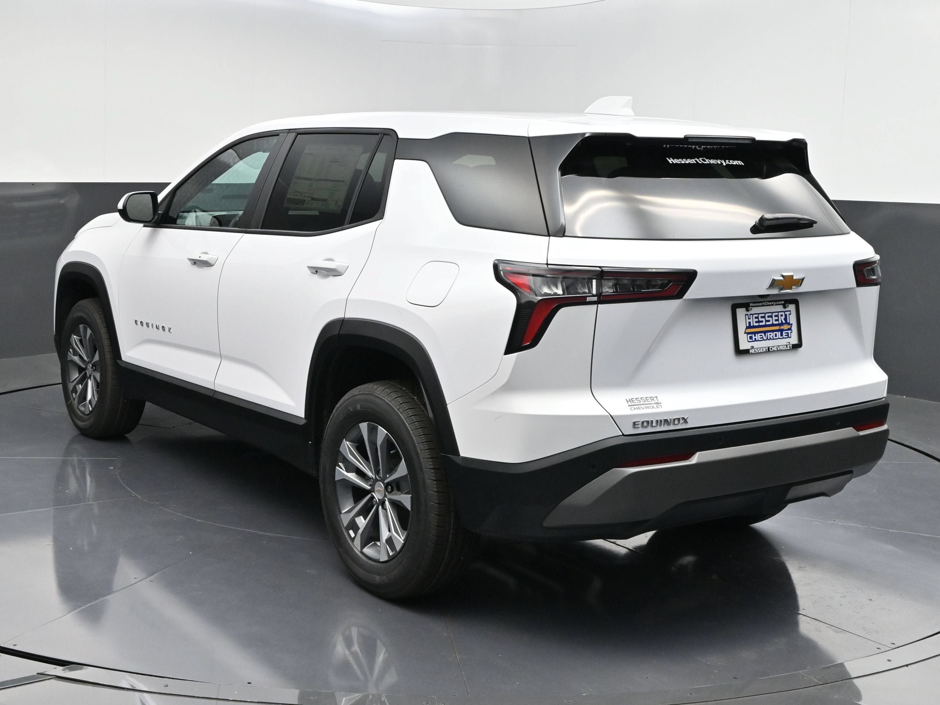 New 2027 Chevrolet Equinox LT w/ Convenience Package II FWD image 6