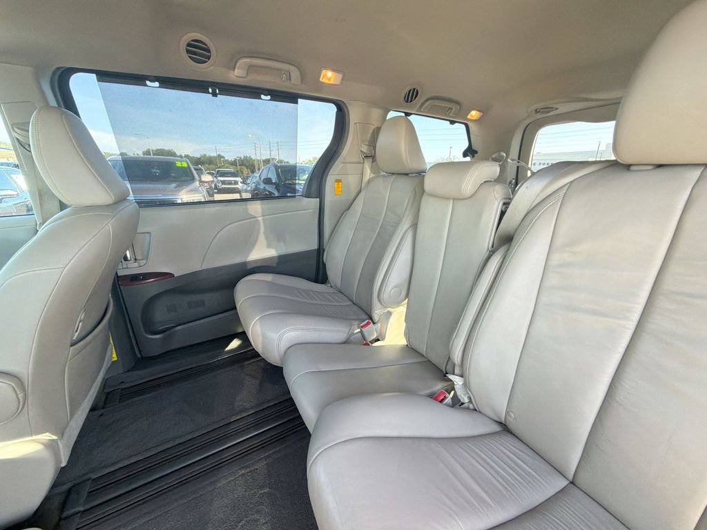 Used 2014 Toyota Sienna XLE FWD image 13