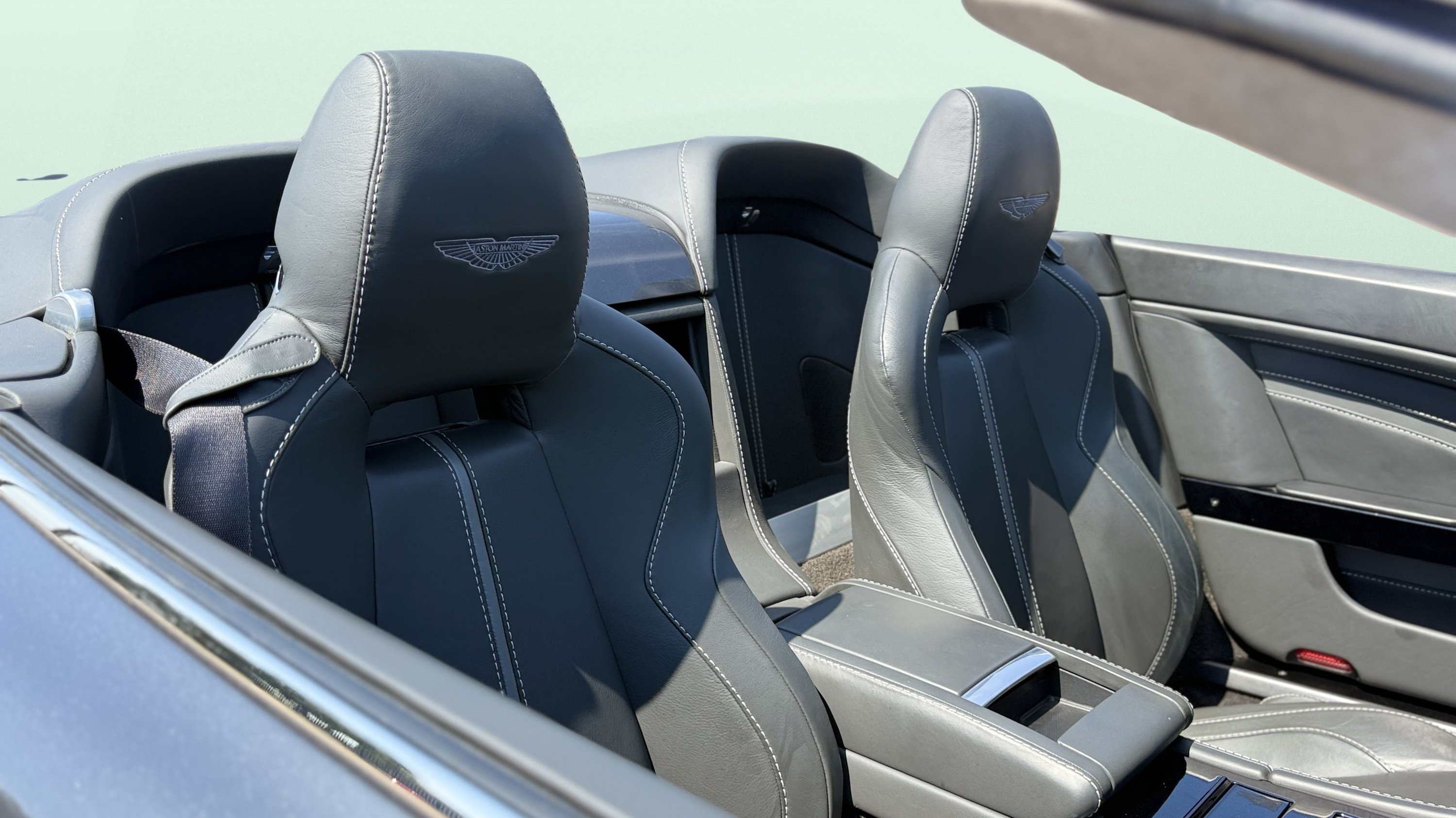 Used 2015 Aston Martin V12 Vantage S RWD image 32
