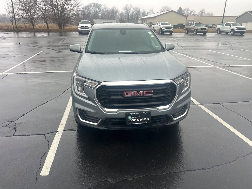 Used 2024 GMC Terrain SLE image 4