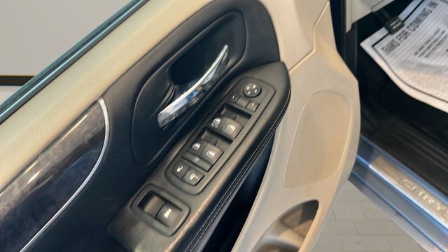 Used 2011 Chrysler Town & Country Touring-L w/ Entertainment Group #2 FWD image 8