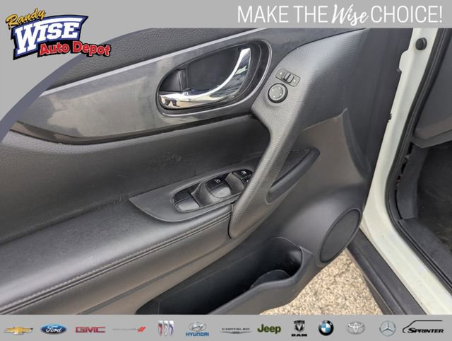 Used 2018 Nissan Rogue SV image 10