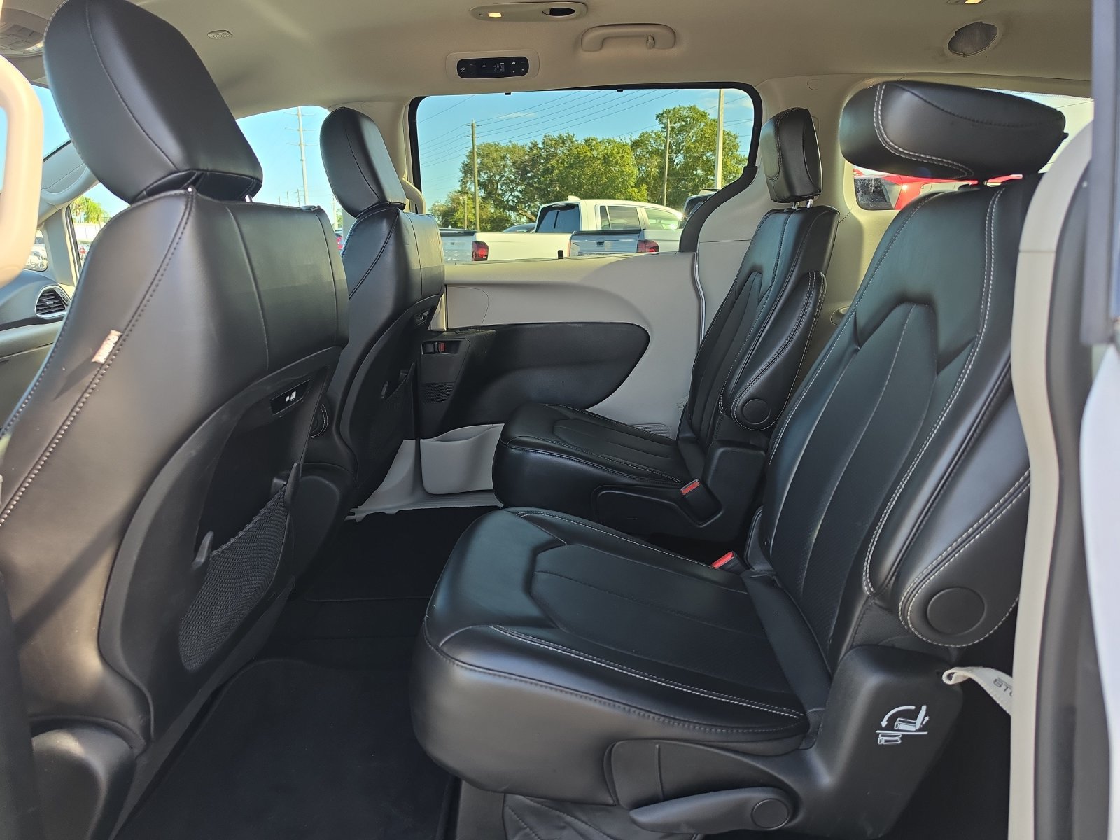 Used 2024 Chrysler Pacifica Touring-L FWD image 13