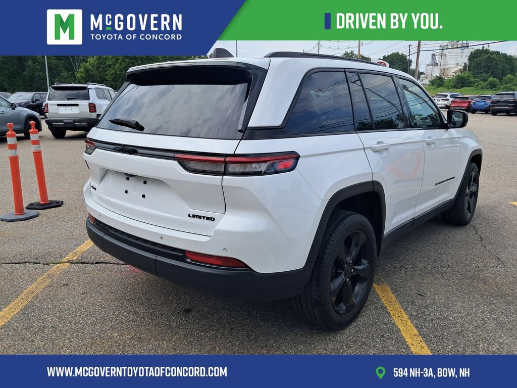 Used 2023 Jeep Grand Cherokee Limited w/ Black Appearance Package AWD/4WD image 3