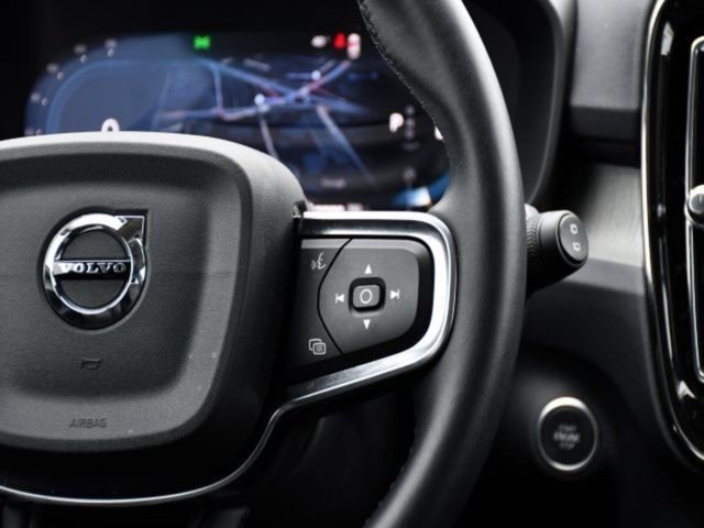 Certified 2025 Volvo XC40 B5 Core AWD/4WD image 21