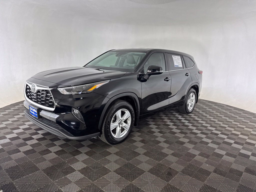 Used 2024 Toyota Highlander LE AWD/4WD image 5