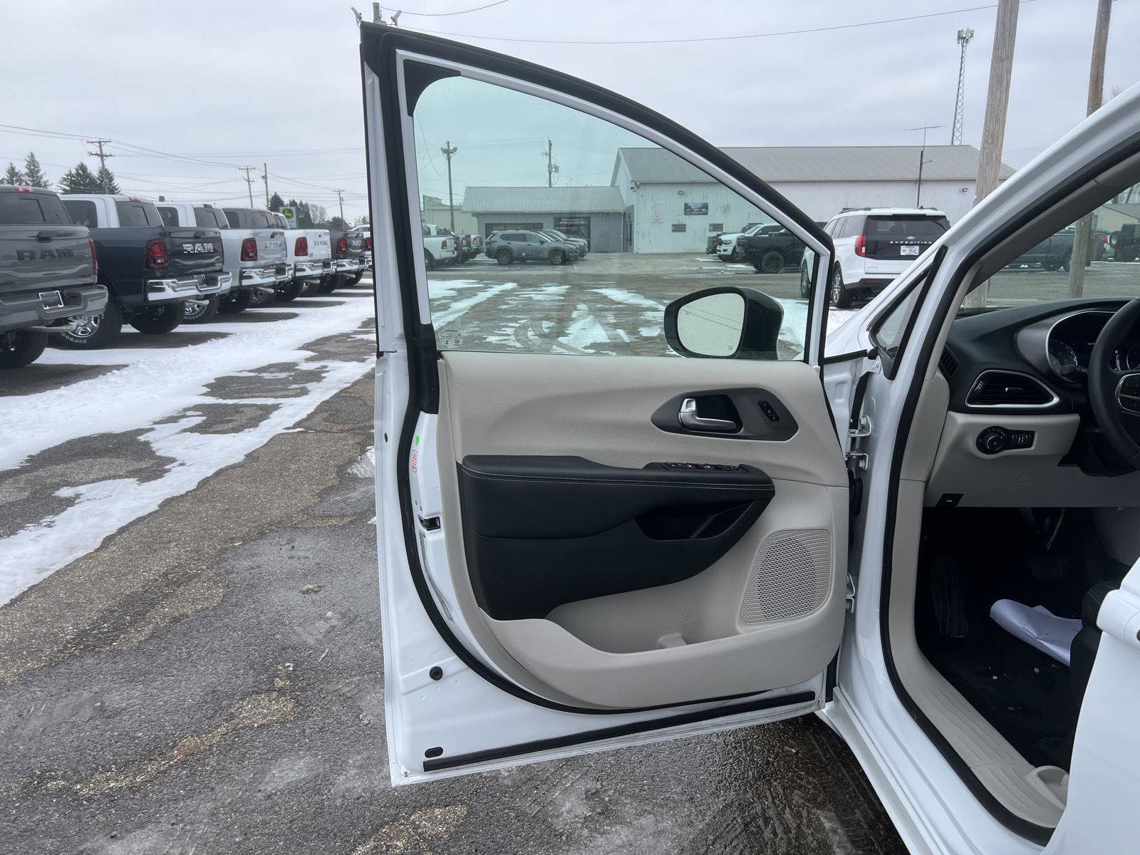 Used 2024 Chrysler Pacifica Touring-L image 11