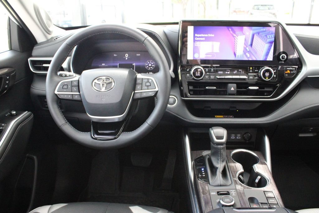 Certified 2026 Toyota Highlander Platinum AWD/4WD image 2