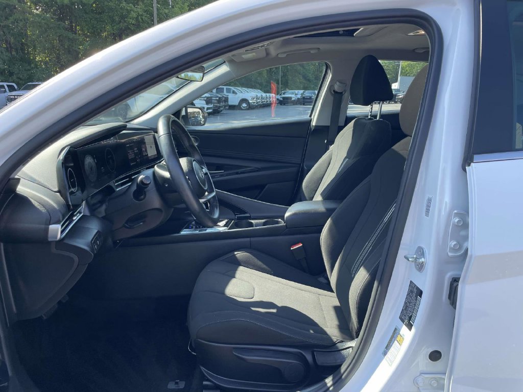 Used 2025 Hyundai Elantra SEL FWD image 25