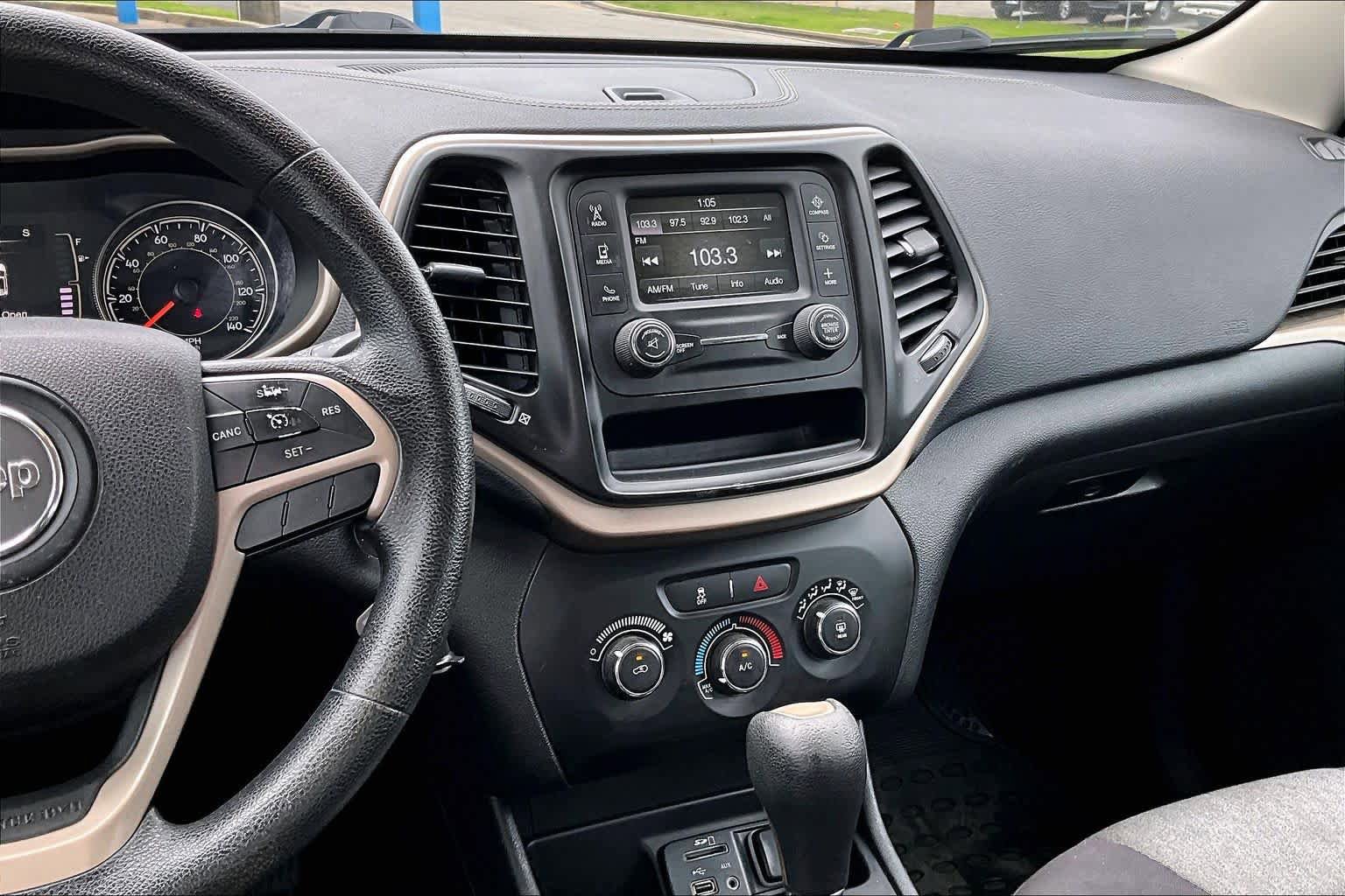 Used 2015 Jeep Cherokee Sport image 7