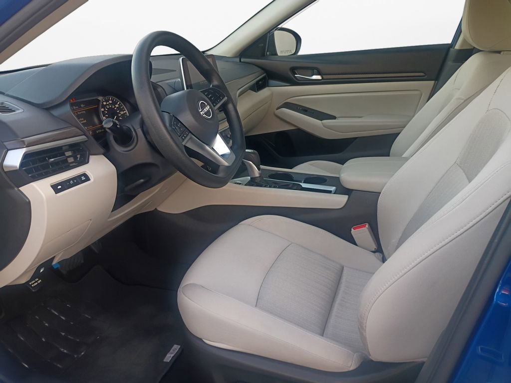 Used 2025 Nissan Altima 2.5 SV FWD image 19