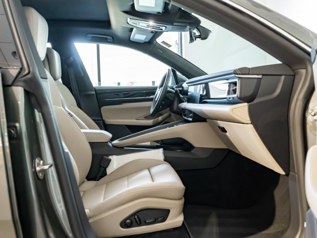 Certified 2025 Porsche Macan 4S Electric AWD/4WD image 29