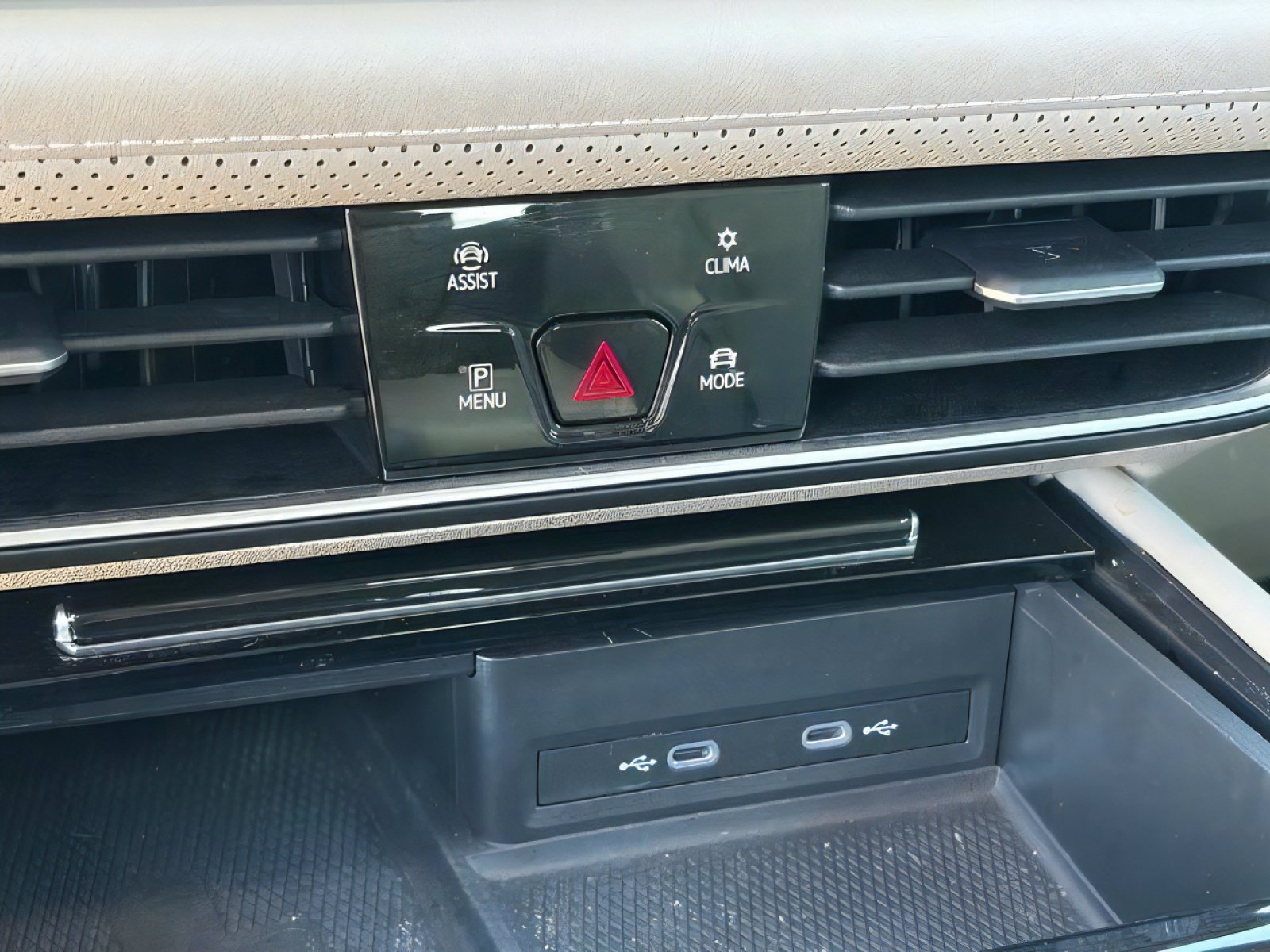 Used 2024 Volkswagen Atlas SE w/ Black Wheel Package FWD image 29