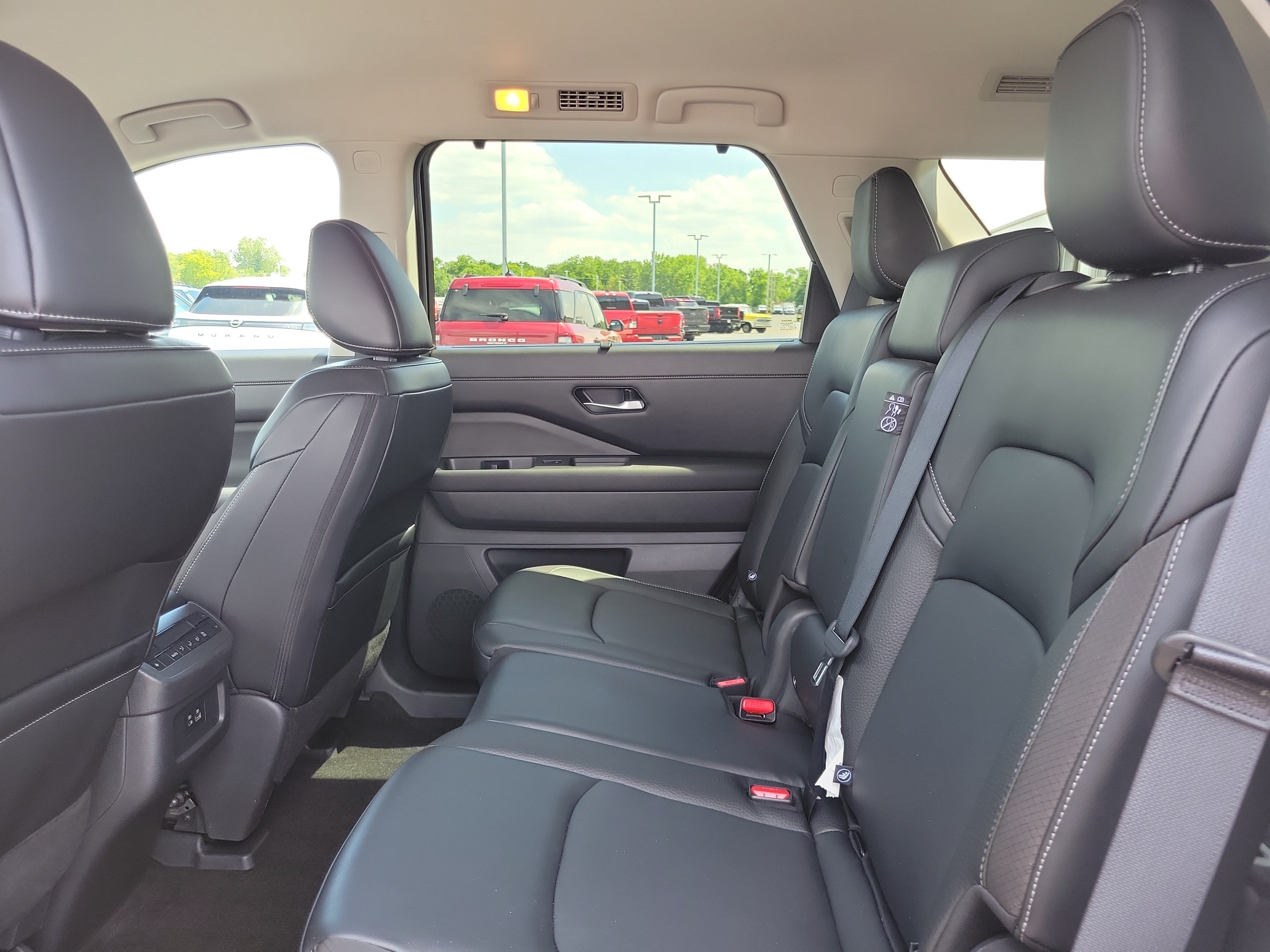 Certified 2024 Nissan Pathfinder SL w/ Black Appearance Package AWD/4WD image 11