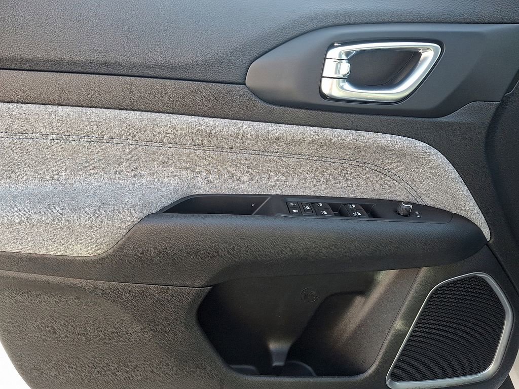 Used 2024 Jeep Compass Latitude image 12