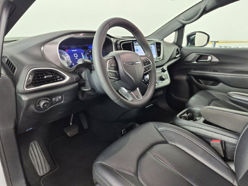 Used 2025 Chrysler Pacifica Select FWD image 17