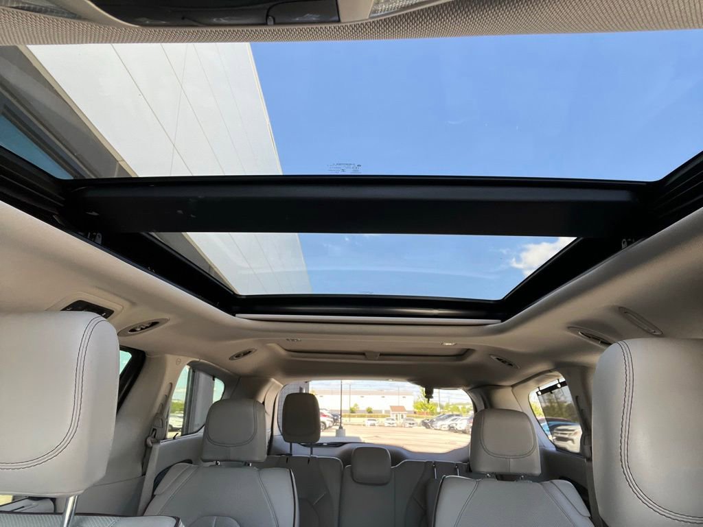 Used 2018 Chrysler Pacifica Limited w/ Tire & Wheel Group FWD image 23