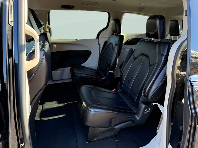 Used 2024 Chrysler Pacifica Touring-L FWD image 5