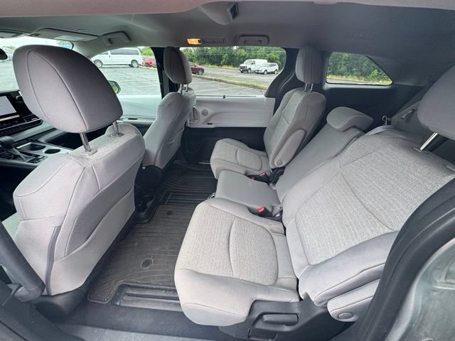 Used 2025 Toyota Sienna LE AWD/4WD image 14
