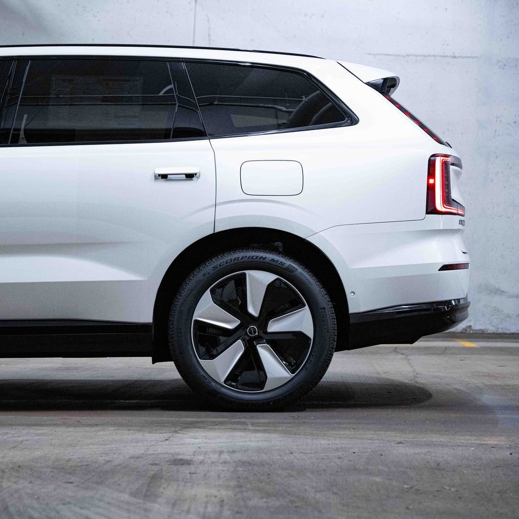 New 2026 Volvo EX90 Plus AWD/4WD image 4